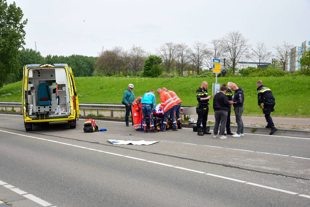 Fietsster zwaargewond bij botsing met auto