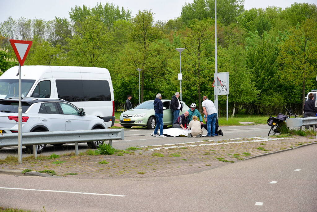 Fietsster zwaargewond bij botsing met auto