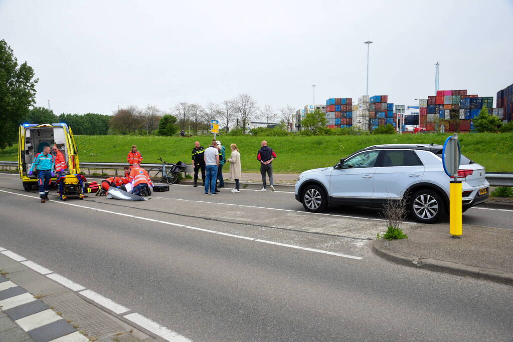 Fietsster zwaargewond bij botsing met auto
