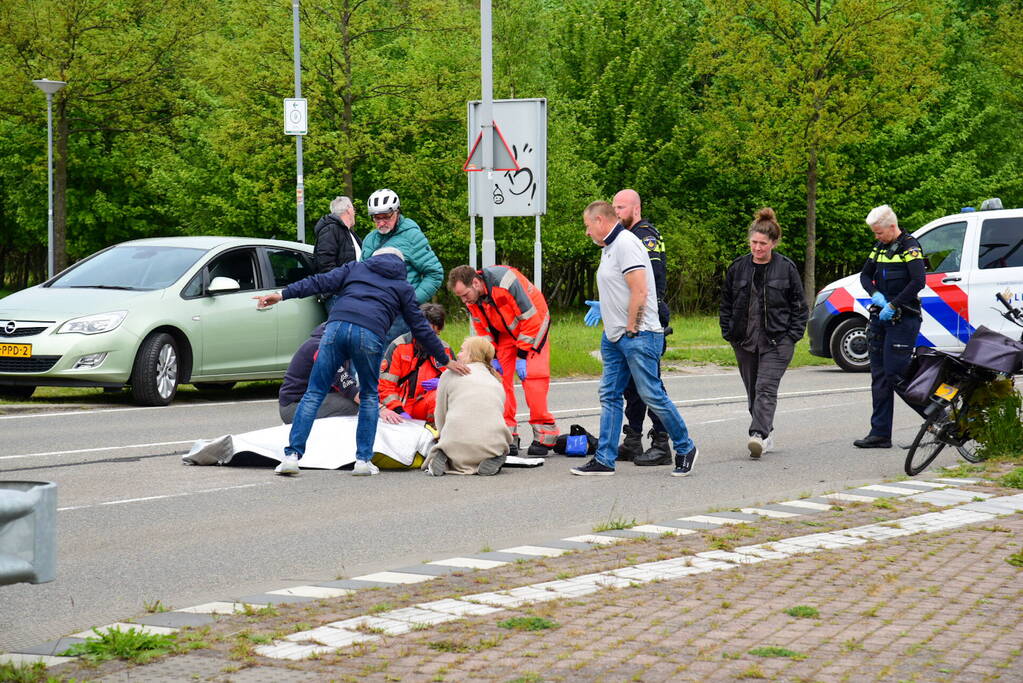 Fietsster zwaargewond bij botsing met auto