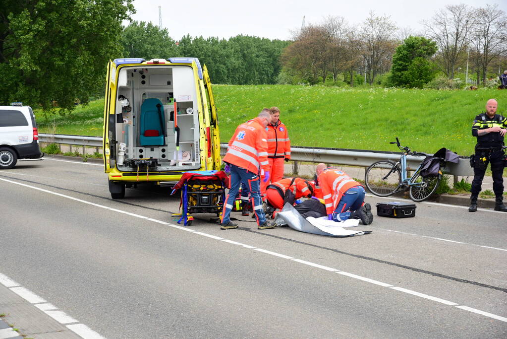 Fietsster zwaargewond bij botsing met auto