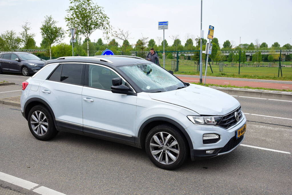 Fietsster zwaargewond bij botsing met auto