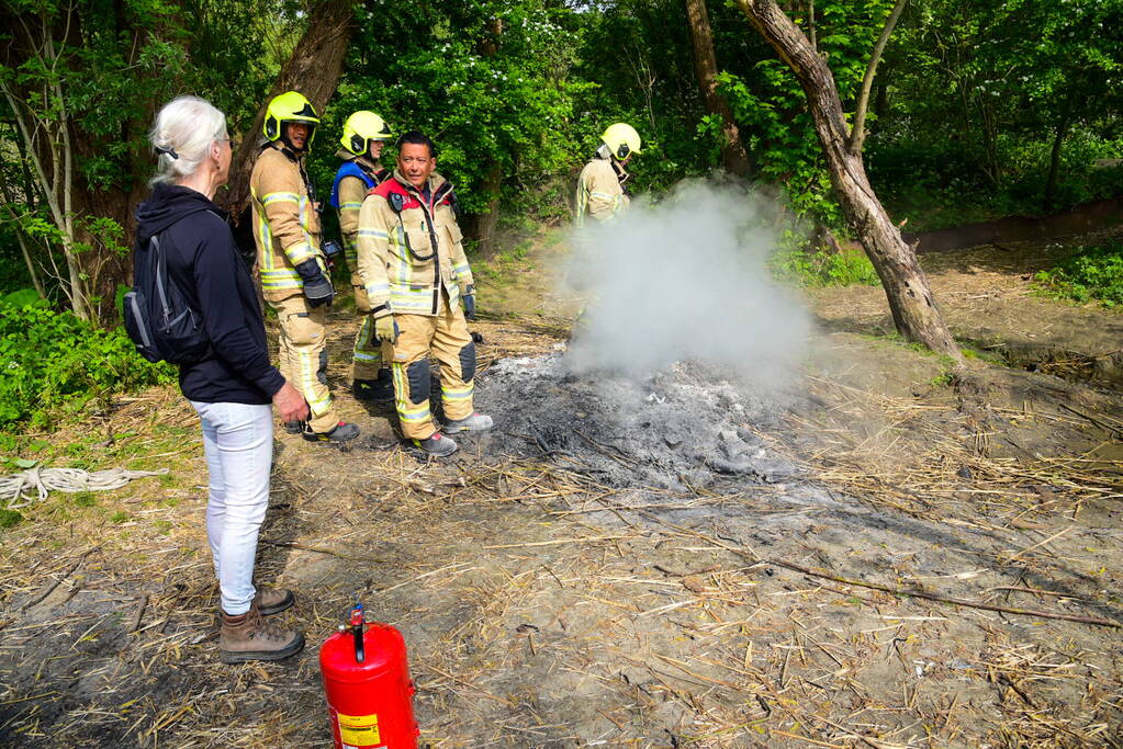 Brandweer blust kampvuur