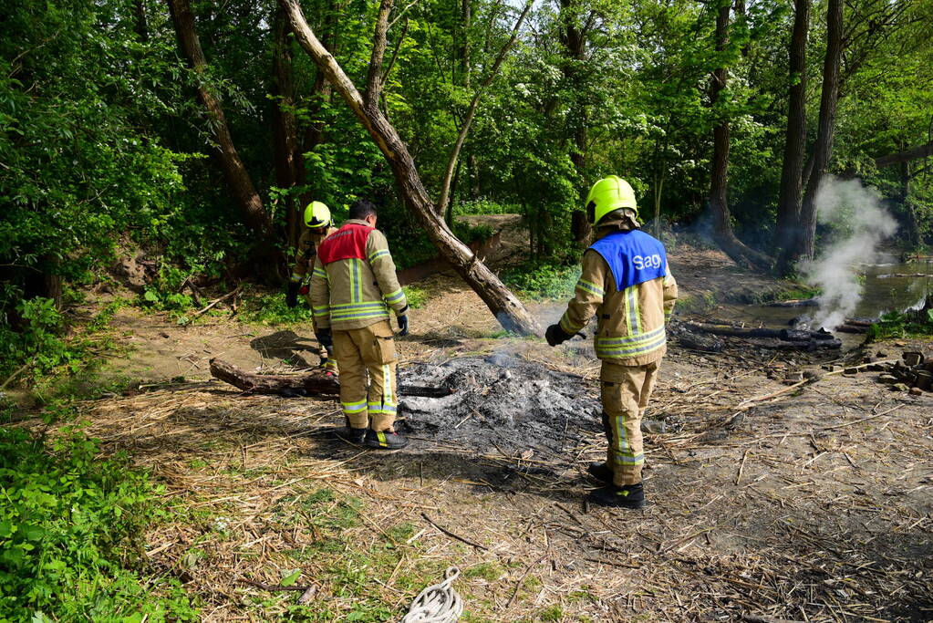 Brandweer blust kampvuur