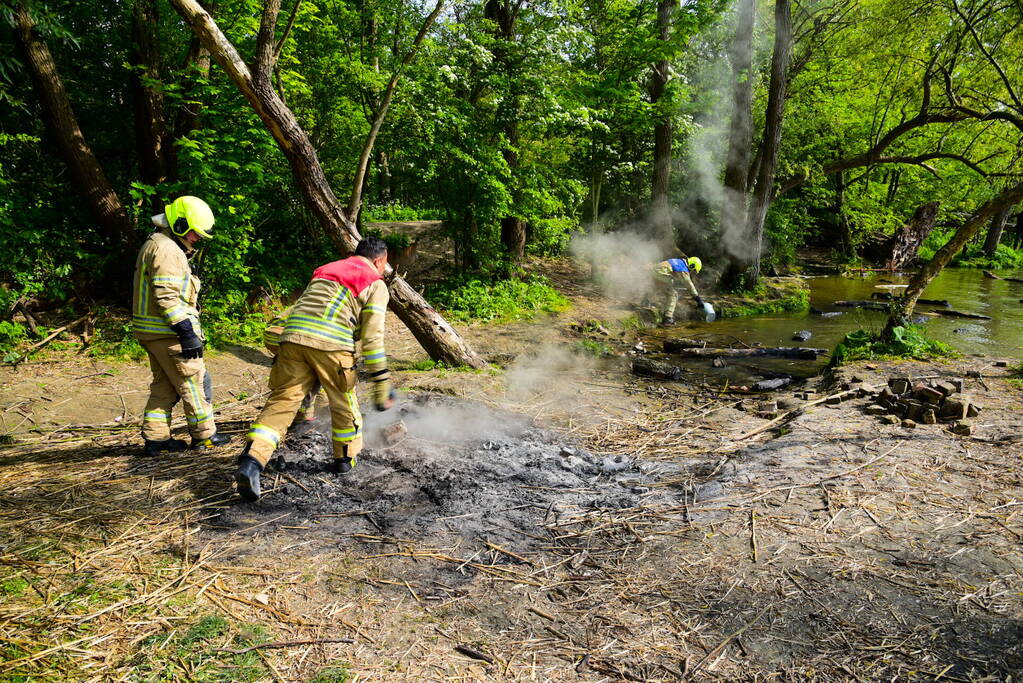 Brandweer blust kampvuur