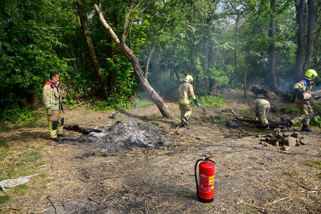 Brandweer blust kampvuur