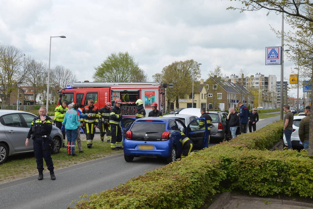 Bestuurder bekneld bij kop-staart botsing