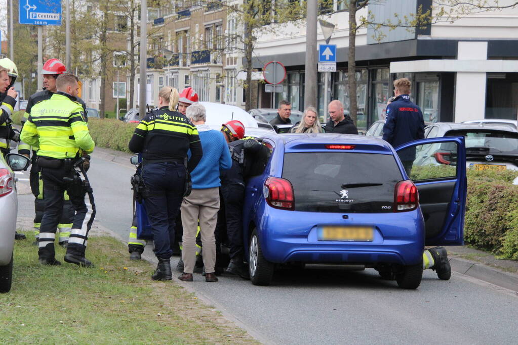 Bestuurder bekneld bij kop-staart botsing