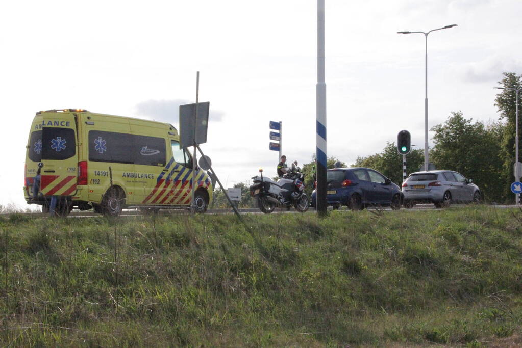 Schade na ongeval tussen twee voertuigen