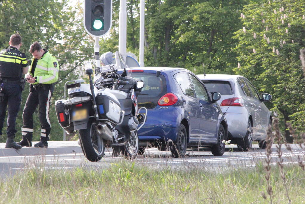 Schade na ongeval tussen twee voertuigen