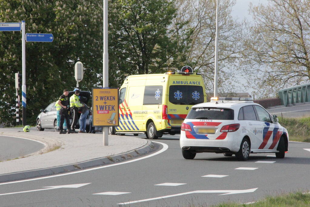 Schade na ongeval tussen twee voertuigen