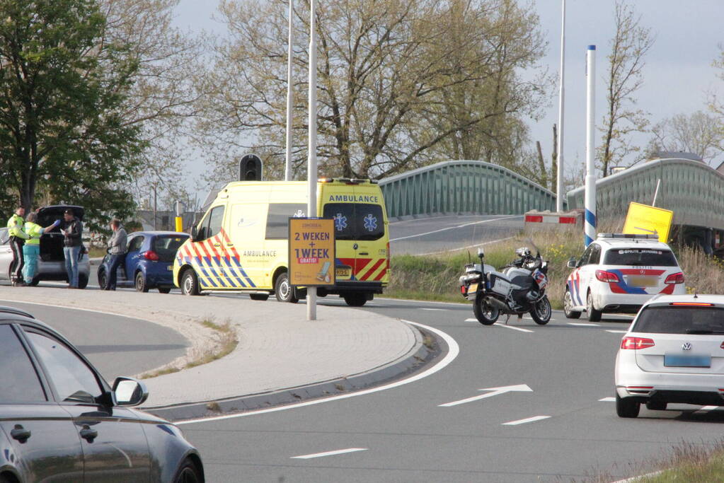 Schade na ongeval tussen twee voertuigen