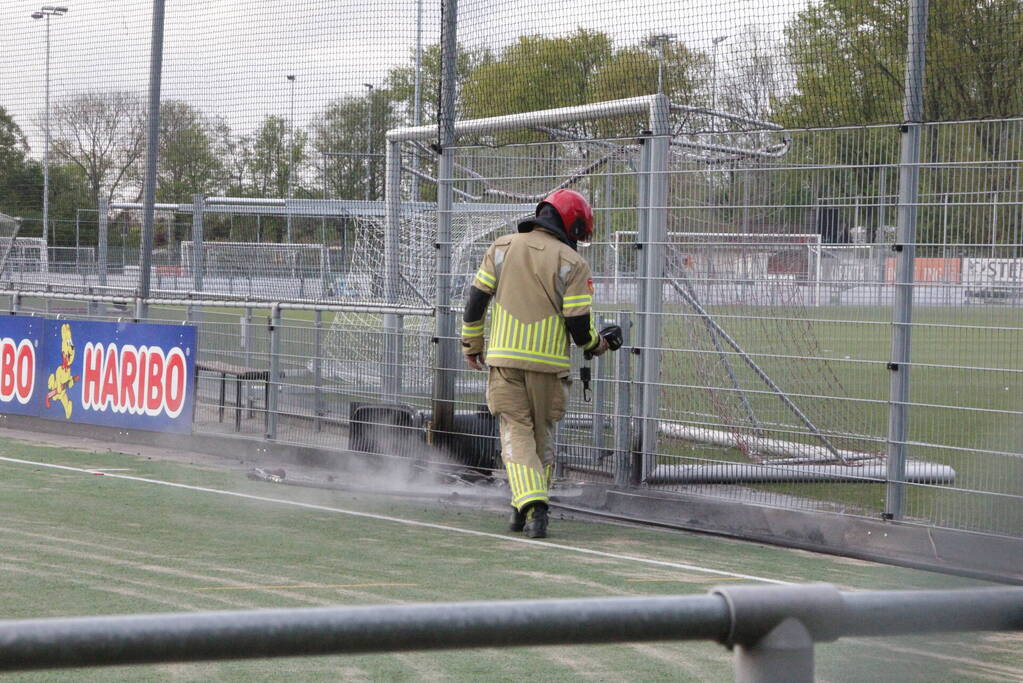Vlammen bij brand naast sportveld