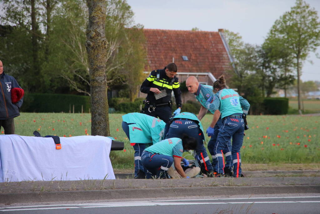 Motorrijder zwaargewond na lancering over rotonde