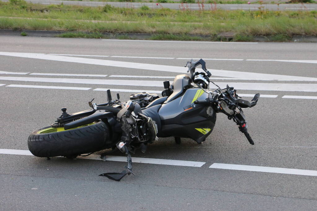 Motorrijder zwaargewond na lancering over rotonde
