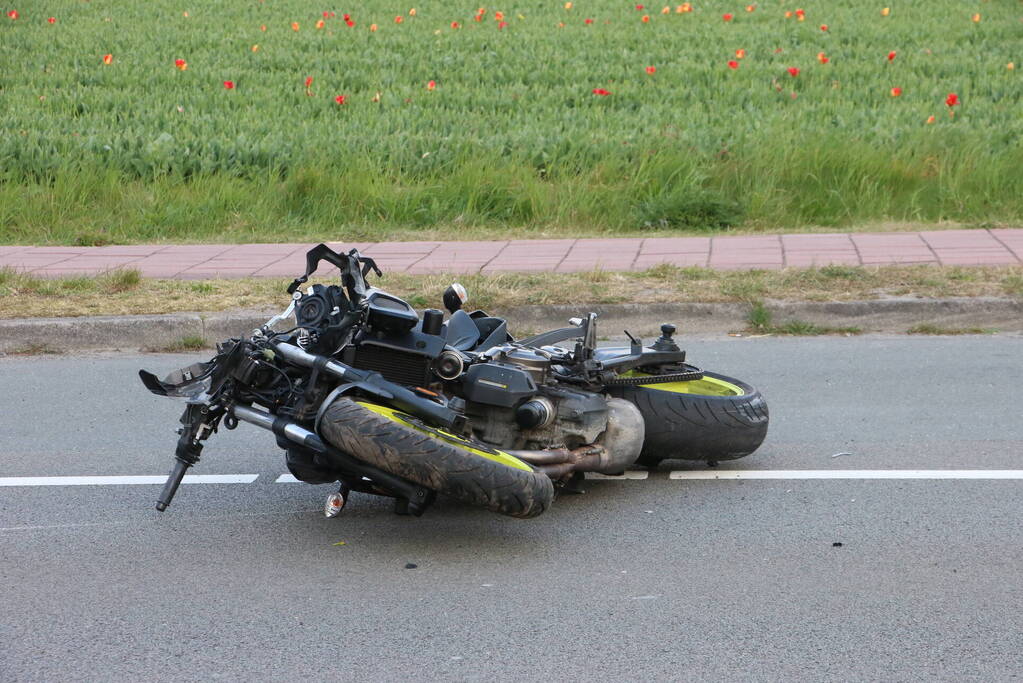Motorrijder zwaargewond na lancering over rotonde