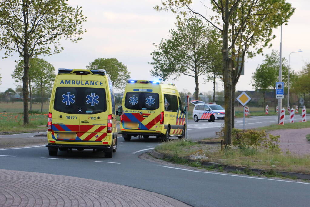 Motorrijder zwaargewond na lancering over rotonde