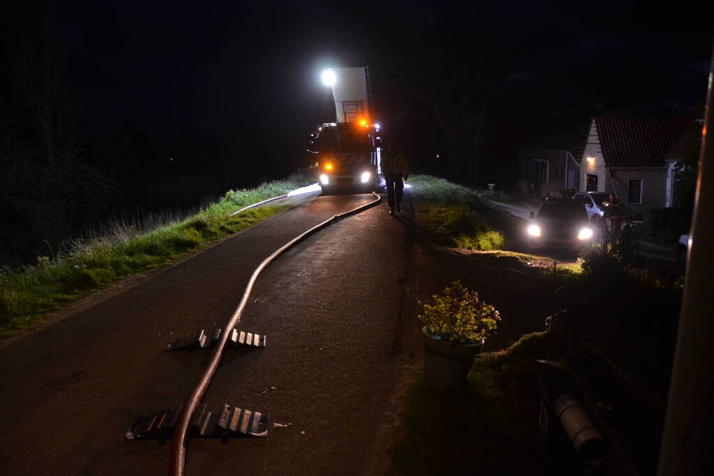 Brandweermannen blussen brand in keuken