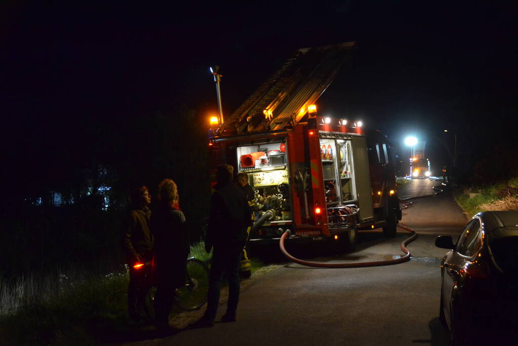 Brandweermannen blussen brand in keuken
