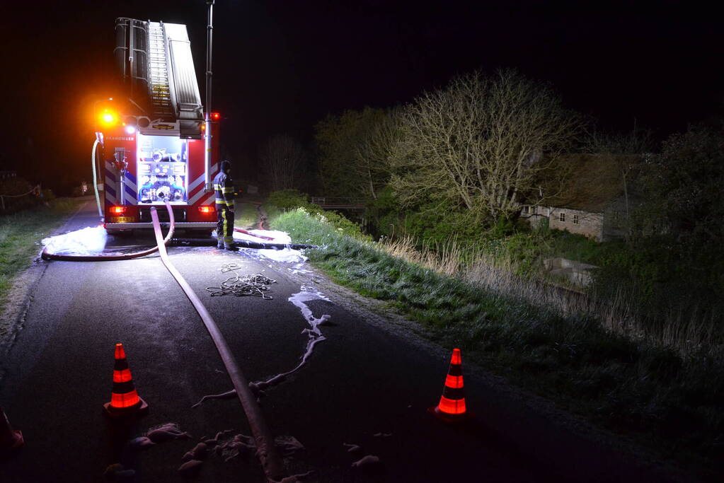 Brandweermannen blussen brand in keuken