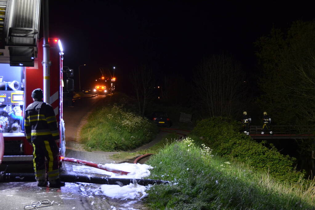 Brandweermannen blussen brand in keuken