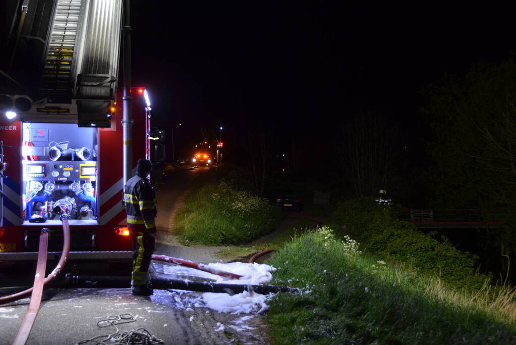 Brandweermannen blussen brand in keuken