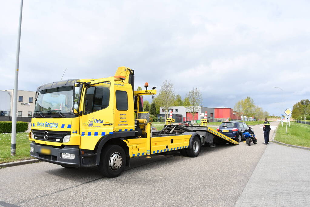 Auto's botsen bij keermaneuvre