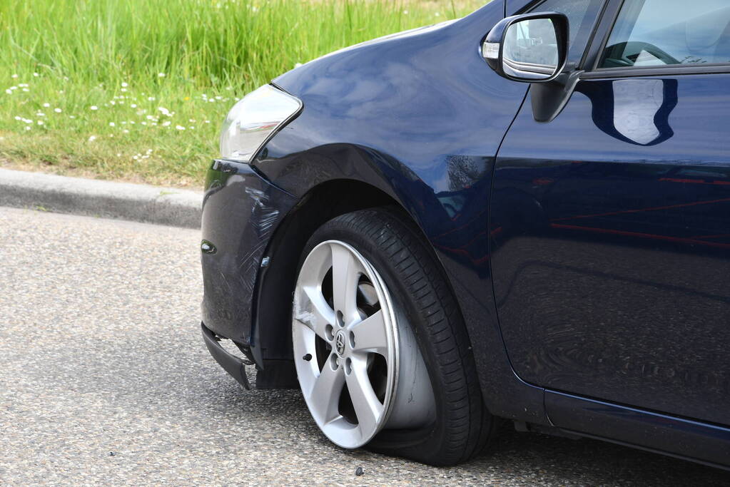 Auto's botsen bij keermaneuvre