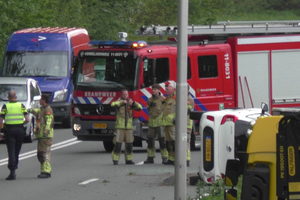 Auto belandt op zijkant naar aanrijding