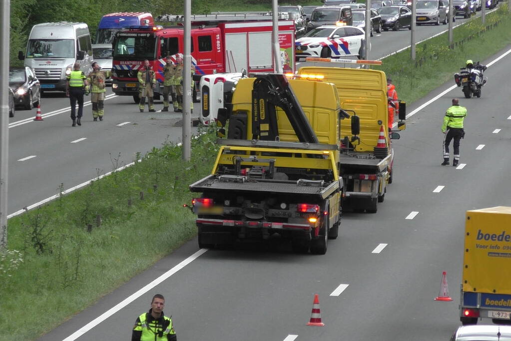 Auto belandt op zijkant naar aanrijding