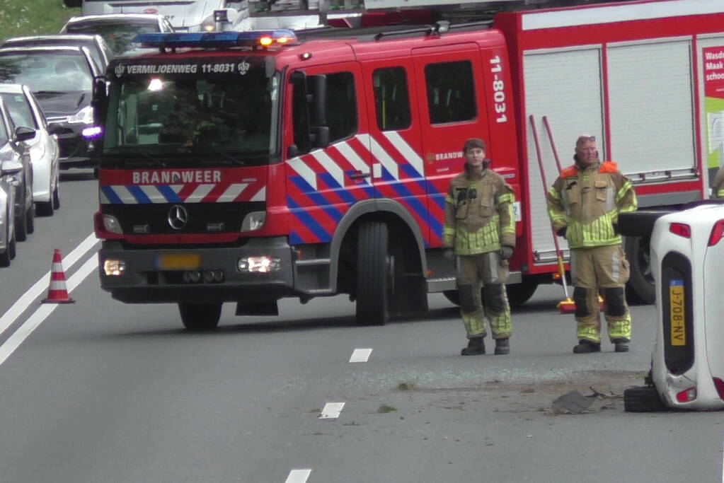 Auto belandt op zijkant naar aanrijding