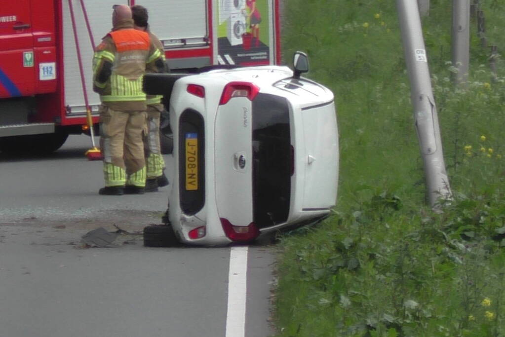 Auto belandt op zijkant naar aanrijding