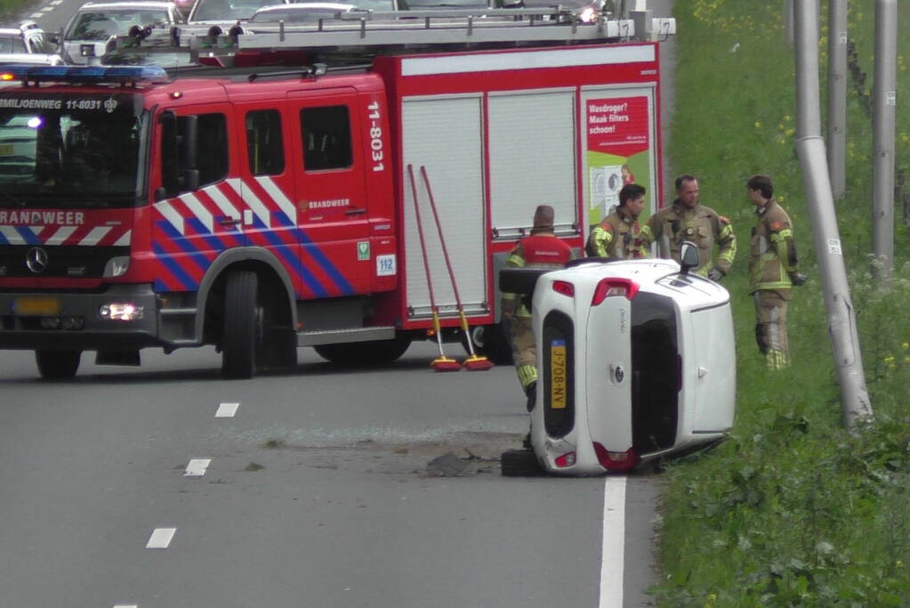 Auto belandt op zijkant naar aanrijding