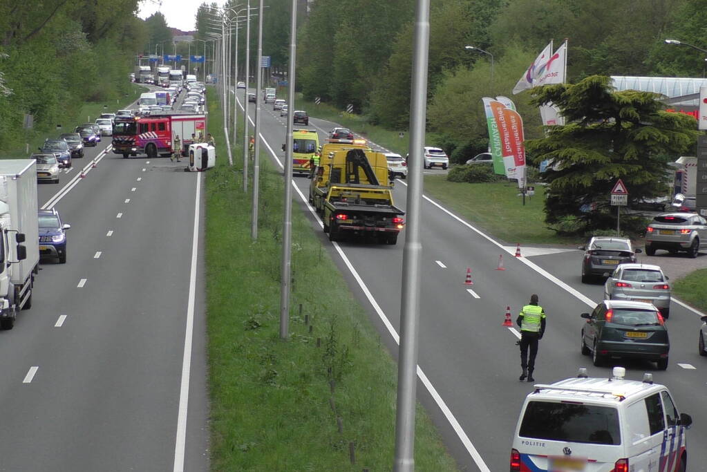 Auto belandt op zijkant naar aanrijding
