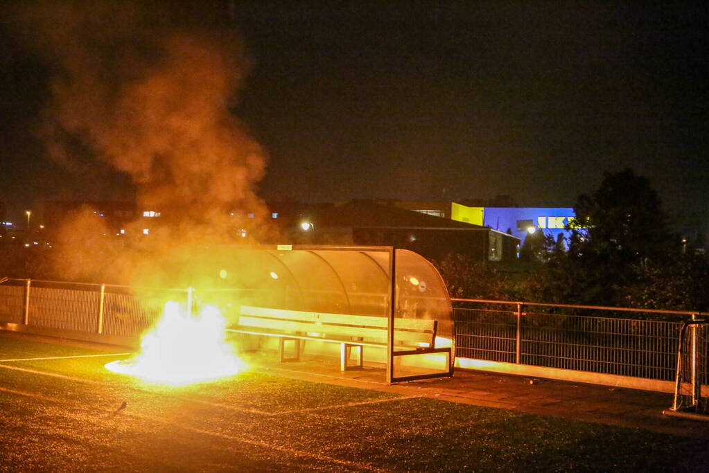 Vlammen op voetbalveld vanwege brand in afvalcontainer