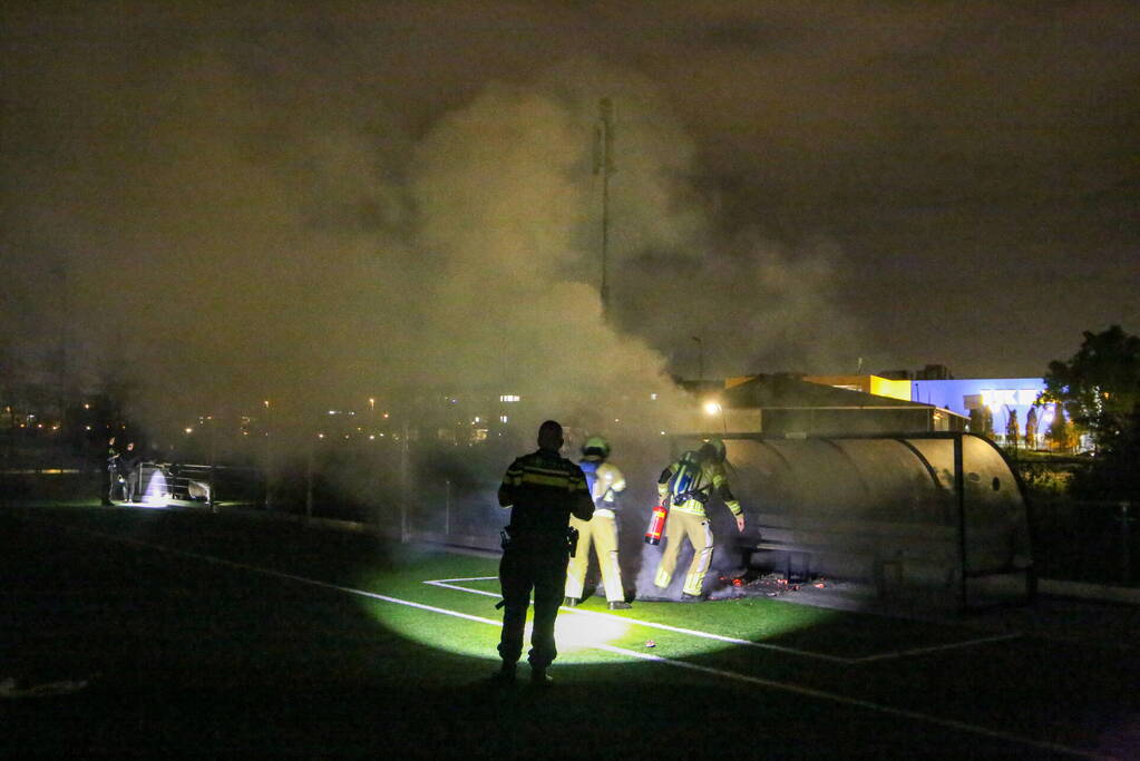 Vlammen op voetbalveld vanwege brand in afvalcontainer