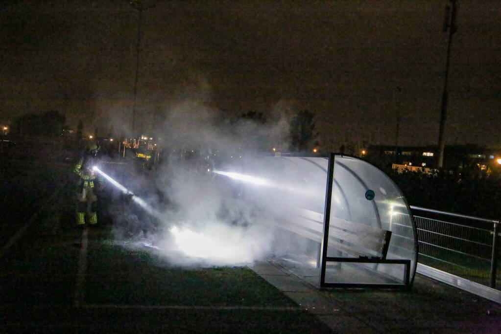 Vlammen op voetbalveld vanwege brand in afvalcontainer