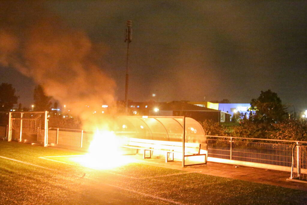 Vlammen op voetbalveld vanwege brand in afvalcontainer