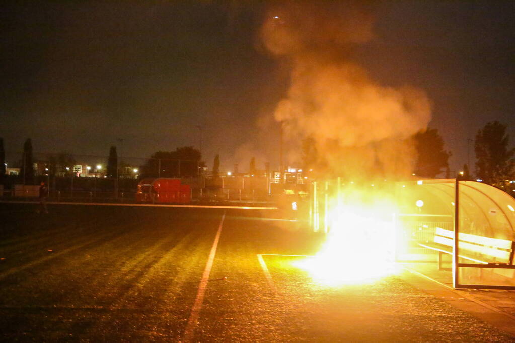 Vlammen op voetbalveld vanwege brand in afvalcontainer