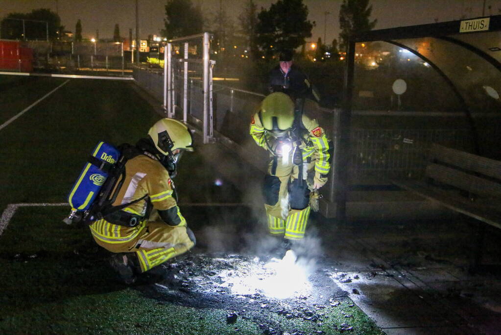 Vlammen op voetbalveld vanwege brand in afvalcontainer
