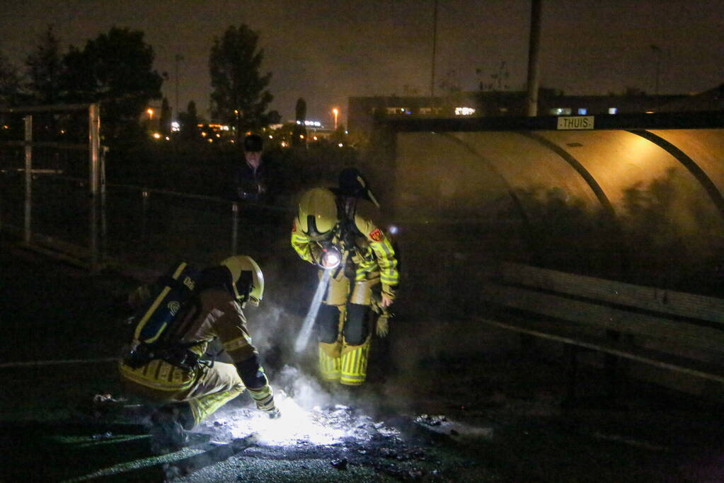 Vlammen op voetbalveld vanwege brand in afvalcontainer