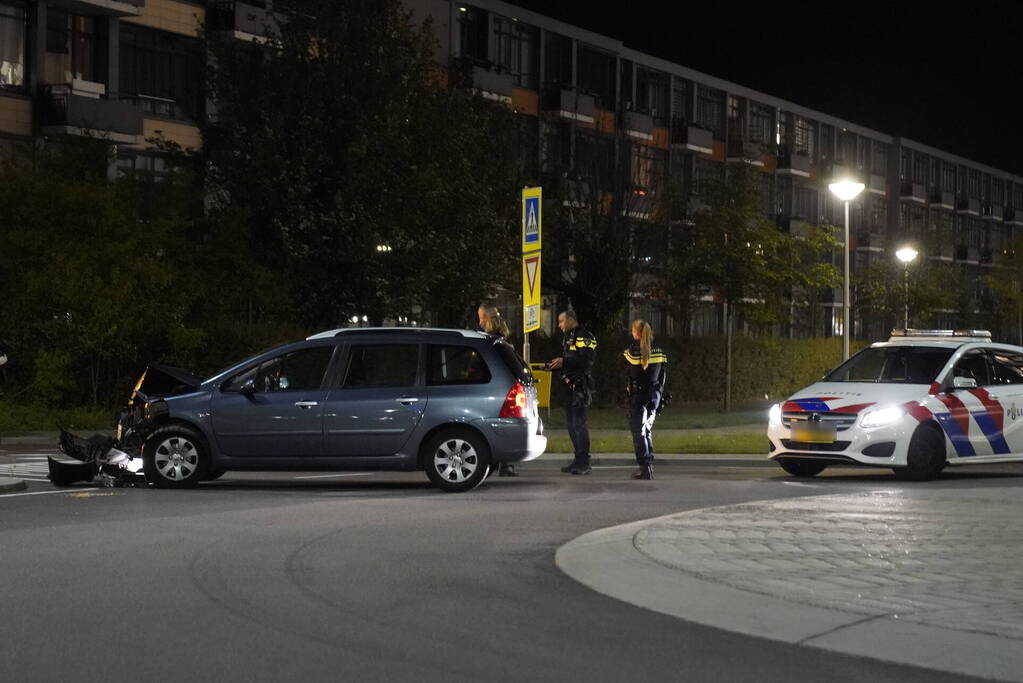 Automobilist eindigt tegen lantaarnpaal