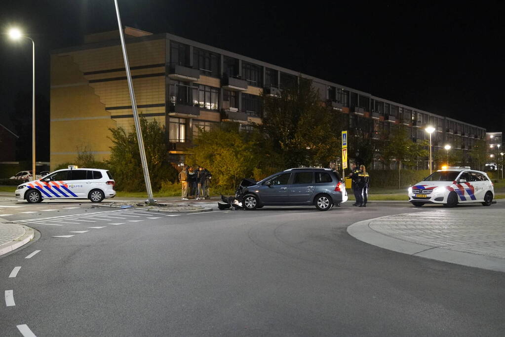 Automobilist eindigt tegen lantaarnpaal