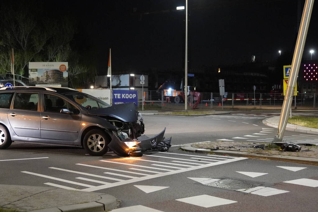 Automobilist eindigt tegen lantaarnpaal