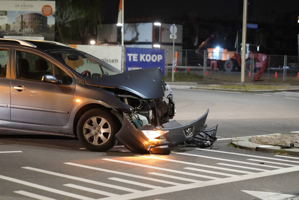 Automobilist eindigt tegen lantaarnpaal