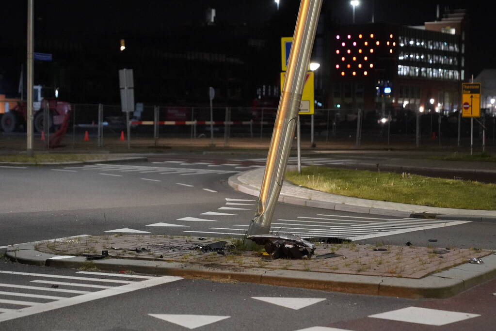 Automobilist eindigt tegen lantaarnpaal