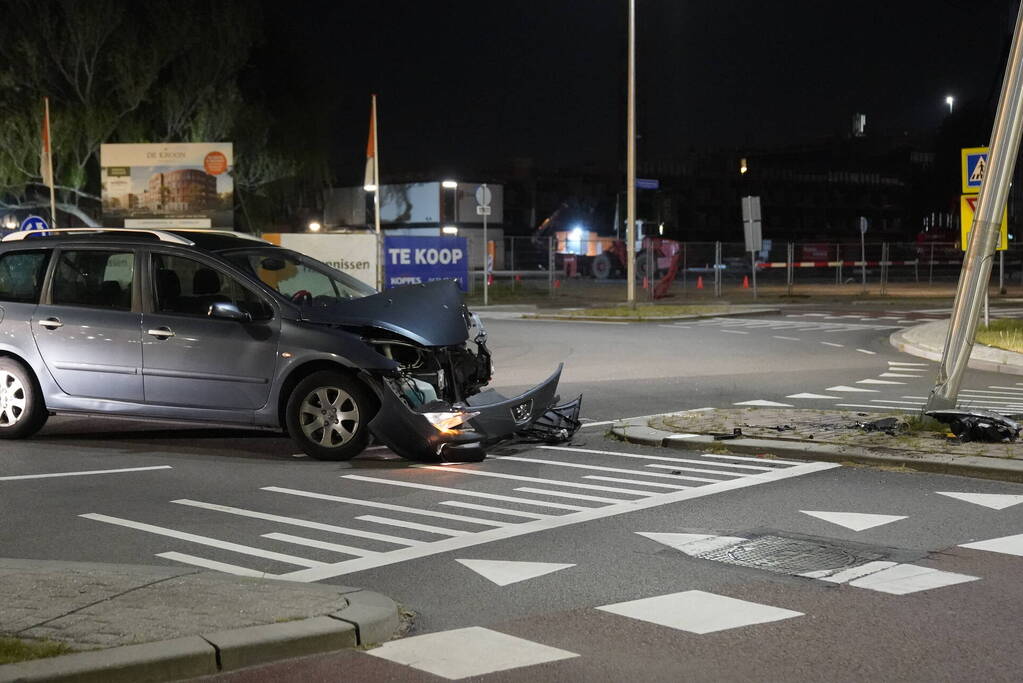 Automobilist eindigt tegen lantaarnpaal