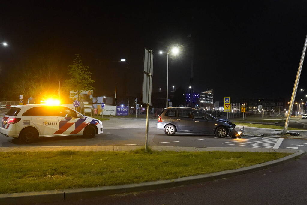 Automobilist eindigt tegen lantaarnpaal
