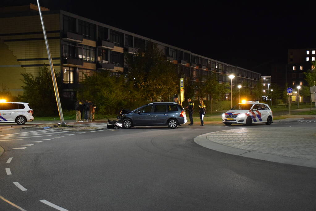 Automobilist eindigt tegen lantaarnpaal