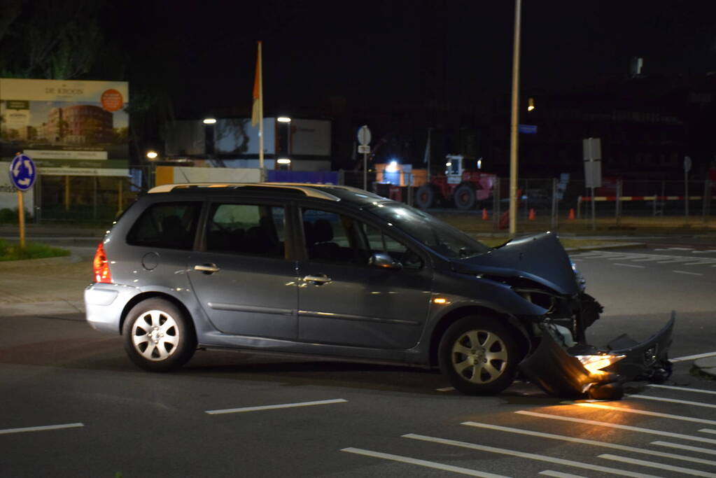 Automobilist eindigt tegen lantaarnpaal